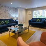 בית נופש The Neon Rose