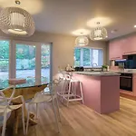 The Neon Rose באונס-און-ווינדרמיר