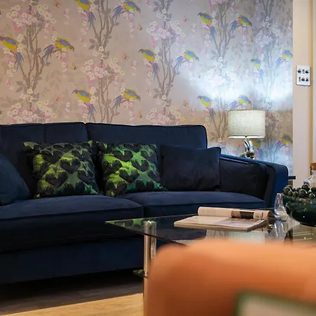 The Neon Rose באונס-און-ווינדרמיר