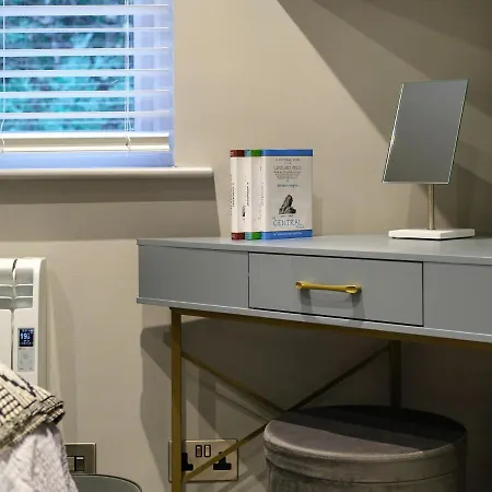 The Neon Rose באונס-און-ווינדרמיר