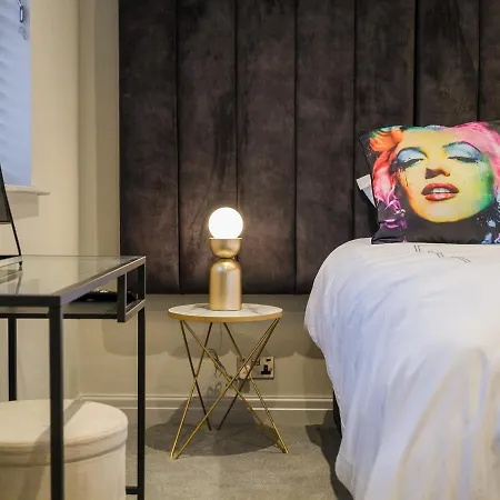 The Neon Rose * באונס-און-ווינדרמיר