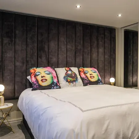 The Neon Rose באונס-און-ווינדרמיר